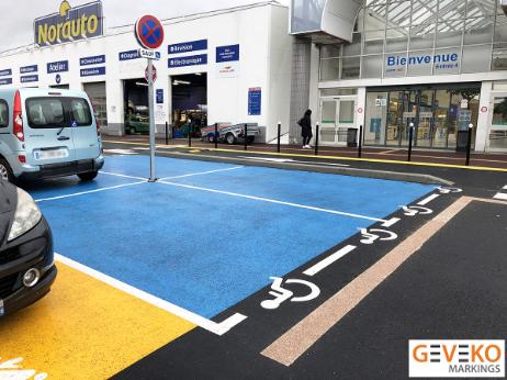 Peinture couleur POLYKOLOR bleue, jaune et rouge - Parking Hyper U au Grand-Quevilly (76)