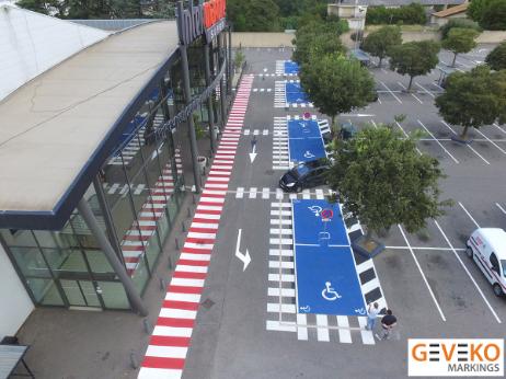 Résine ENDUIT COLOR bleue et rouge - Parking à Valence (26)