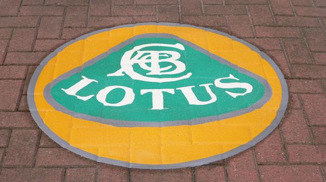 Logo LOTUS apposé sur les briques en Allemagne