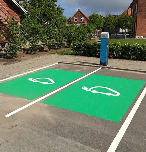 Symboles-électriques-sur-places-de-parking-vertes-en-thermocollé-PREMARK