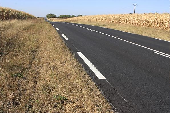 AquaRoute AQ4 is a waterborne paint recommended for country roads with limited traffic