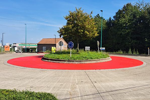 Exemple de Rollplast rouge appliqué autour d'un rond point dans le Benelux